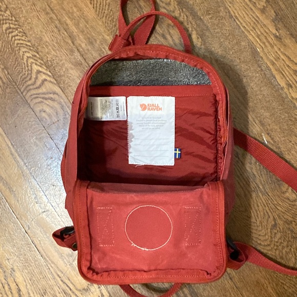 Fjallraven Kanken Classic Backpack - Picture 4 of 5